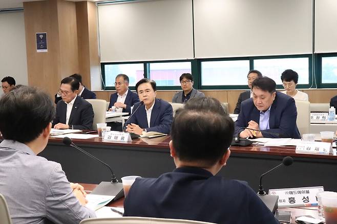 16일 천안의 의료기기 제조업체 세라젬에서 '제6차 경제상황 현장 점검회의'를 열고, '바이오헬스 미래신산업 허브 충남 조성' 전략을 발표했다. ⓒ시사저널