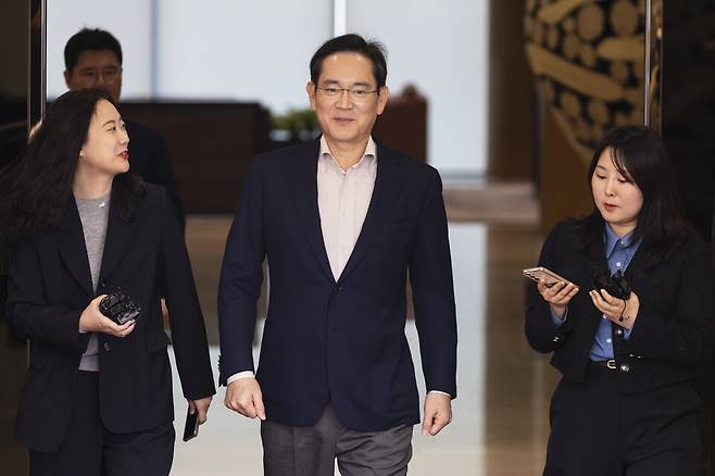 지난 4월9일 일본 출장을 마친 이재용 삼성전자 회장이 서울 강서구 서울김포비즈니스항공센터(SGBAC)를 통해 귀국하고 있다. ⓒ연합뉴스