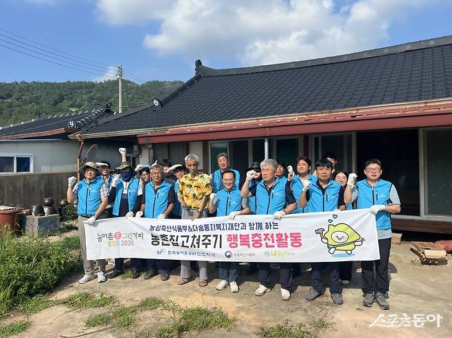 한국농어촌공사 진도지사가 최근 진도군 진도읍 수역리에 위치한 이모씨 농가를 대상으로 ‘농어촌 집 고쳐주기’ 행복 충전활동을 실시했다. 사진제공=한국농어촌공사 진도지사