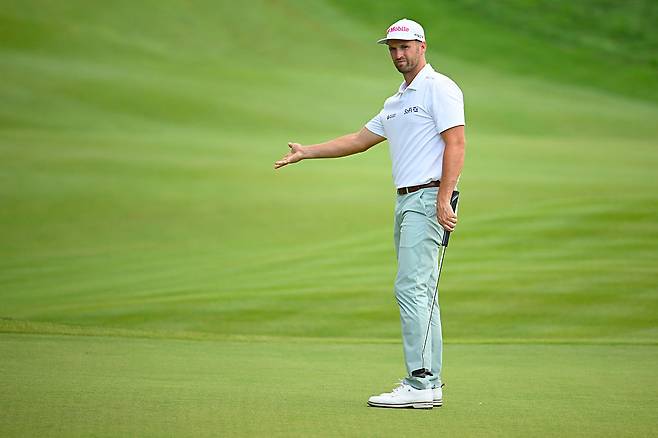 윈덤 클라크가 지난달 US오픈에서 분을 참지 못하고 자신의 라커를 파손한 일로 오크몬트CC로부터 출입정지 징계처분을 받았다. 클라크가 US오픈에 이어 열린 트래블러스 챔피언십 3라운드 18번홀 그린에서 퍼트를 실패한 뒤 불만스러워하고 있다. ｜게티이미지