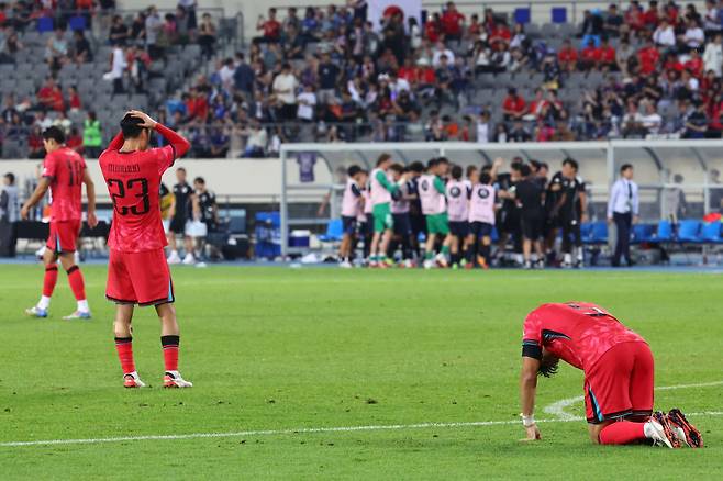 15일 경기도 용인미르스타디움에서 열린 2025년 동아시아축구연맹(EAFF) E-1 챔피언십(동아시안컵) 일본과의 최종 3차전에서  0대1로 패한 한국 축구대표팀 선수들이 아쉬워하고 있다. 연합뉴스