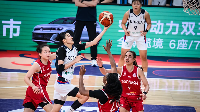 한국 여자농구 대표팀 이해란이 16일 인도네시아전에서 골밑을 돌파해 레이업슛을 하고 있다. FIBA 홈페이지
