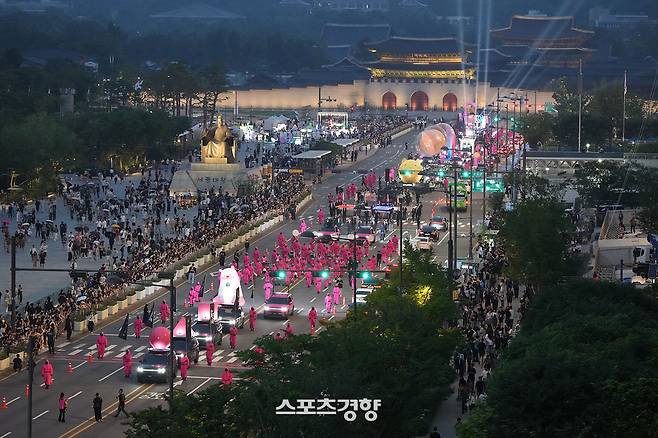 서울 광화문 인근에서 진행된 ‘오징어게임’ 퍼레이드. 넷플릭스 제공