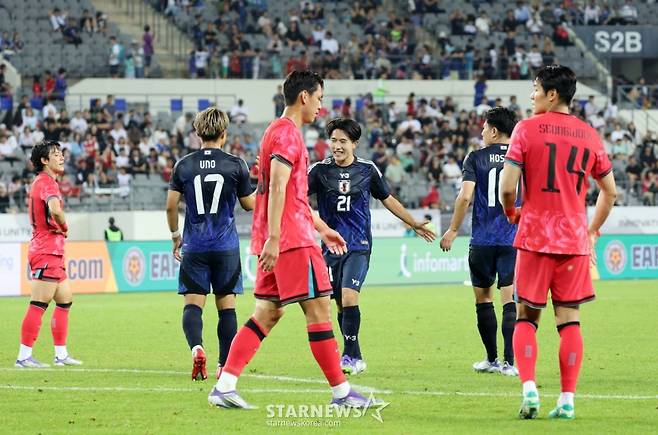 대한민국 축구대표팀 선수들이 15일 용인미르종합운동장에서 열린 2025 동아시아축구연맹(EAFF) E-1 챔피언십(동아시안컵) 일본과의 최종전에서 0-1로 패하며 우승컵을 내주며 아쉬움 가득한 표정으로 마무리하고 있다. /사진=강영조 선임기자