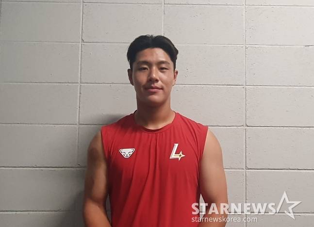 SSG 이율예가 지난 11일 대전 한화생명 볼파크에서 열린 2025 KBO 퓨처스 올스타전을 앞두고 취재진과 만나 포즈를 취하고 있다. /사진=김동윤 기자