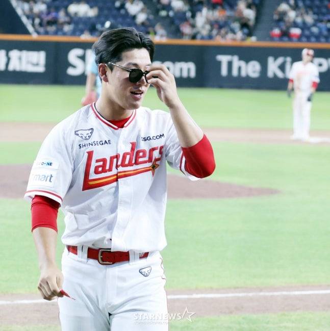 SSG 이율예가 지난 11일 대전 한화생명 볼파크에서 열린 2025 KBO 퓨처스 올스타전에서 퍼포먼스를 하고 있다. /사진=강영조 선임기자
