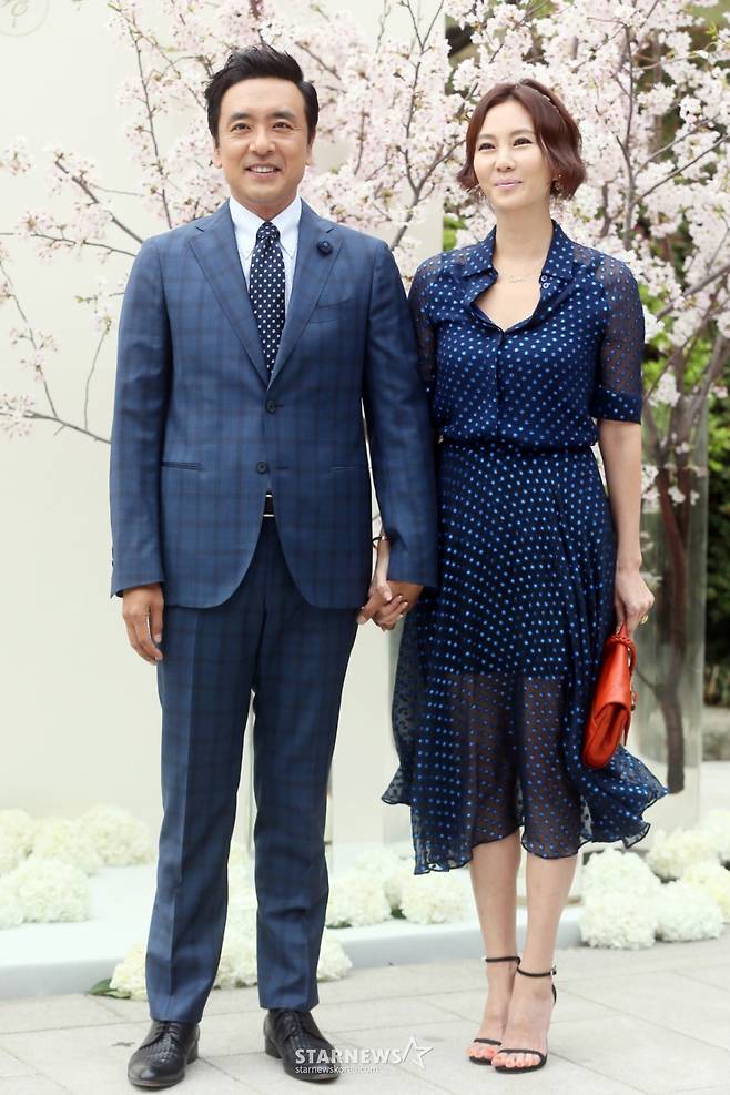 $  배우 윤지민-권민 부부가 12일 오전 서울 장충동 신라호텔에서 열린 배우 오지호의 결혼식을 축하하기 위해 참석하고 있다. /사진=임성균 기자 tjdrbs23@