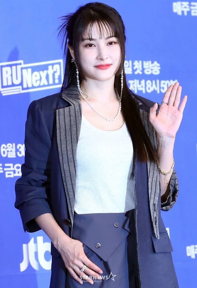 카라 박규리가 30일 오전 서울 마포구 상암동 스탠포드 서울에서 진행된 JTBC 서바이벌 예능 'R U Next?' 제작발표회에 참석해 포즈를 취하고 있다.  'R U Next?'는 하이브와 CJ ENM JV 빌리프랩의 차세대 걸그룹 최종 멤버를 결정하는 프로그램이다. 데뷔를 꿈꾸는 참가자들은 체계적인 커리큘럼 안에서 트레이닝을 받고, 아이돌이 되기 위한 7개의 필수 조건이 담긴 서바이벌 관문을 하나씩 통과하며 자신의 잠재력과 스타성을 증명한다. 2023.06.30