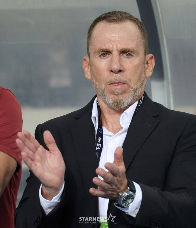 중국 데얀 주르예비치 감독이 선수들을 독려하고 있다. /사진=김진경 대기자