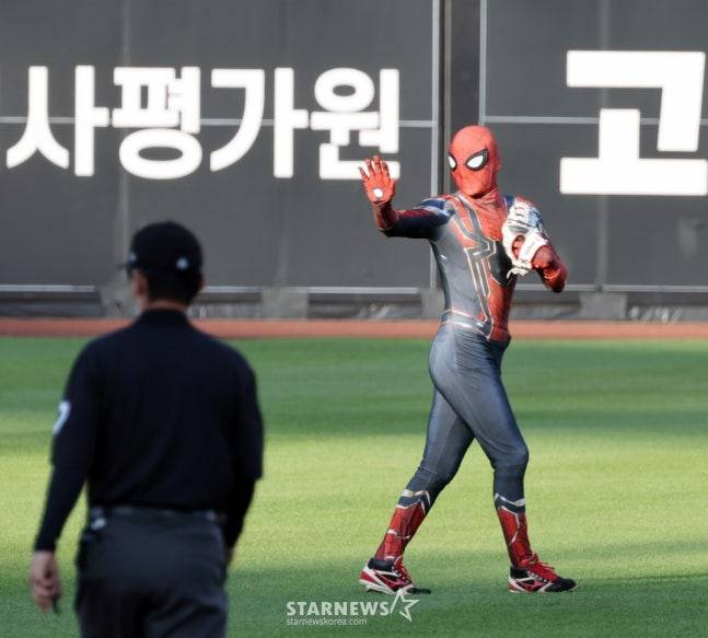 LG 박해민이 지난 12일 2025 KBO 올스타전에서 스파이더맨 복장으로 수비에 나서고 있다. /사진=강영조 선임기자