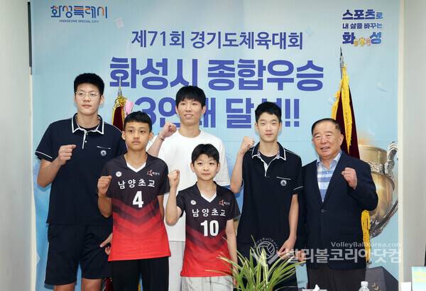 KB손해보험 황택의, 남양초-송산중 배구발전기금 전달식에 앞서 화성시체육회 박종선 회장과 선수들이 기념촬영을 하는 모습.