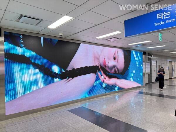 SM 사옥과 연결된 수인분당선 서울숲역 개찰구 앞 대형스크린에서 그룹 레드벨벱 아이린&슬기의 &nbsp;뮤직비디오가 재생되고 있다. 사진=김지호 인턴기자