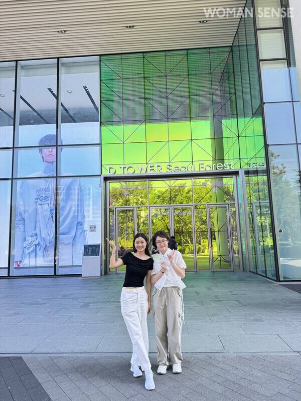 중국에서 온 19세 요요(사진 왼쪽)와 엘리나가 서울 성수동 SM 사옥 앞에서 자세를 취하고 있다.&nbsp;사진=김지호 인턴기자