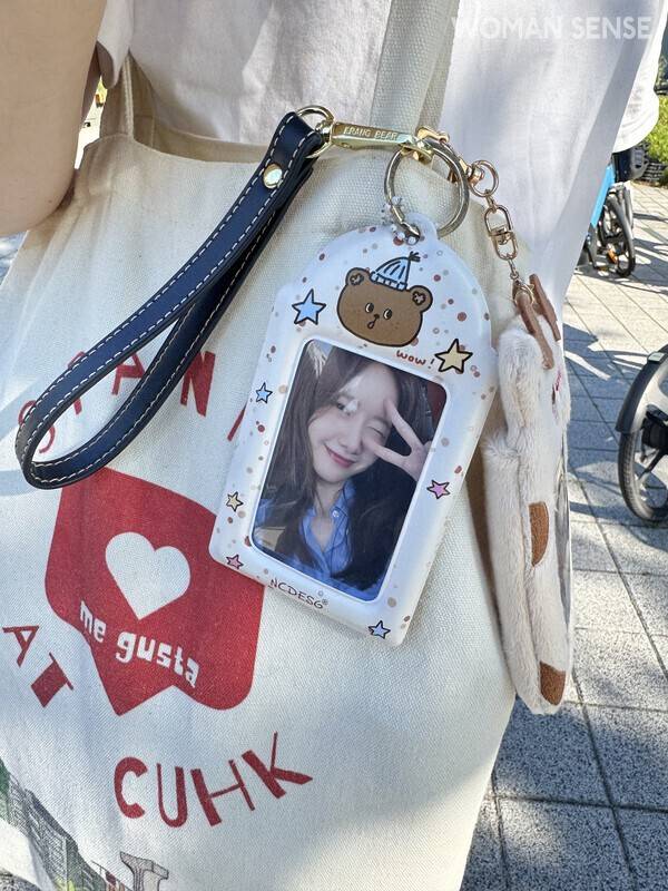 홍콩에서 온 20대 유학생 멘디가 항상 가지고 다니는 그룹 소녀시대 윤아의 포토카드.&nbsp;사진=김지호 인턴기자