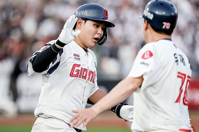 롯데 자이언츠 신인 포수 박재엽이 올해 정규시즌 경기에 출전해 홈런을 친 뒤 하이파이브하고 있다. 롯데 자이언츠