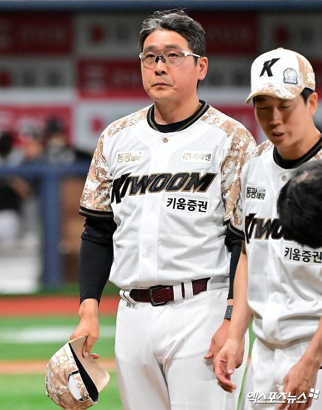 지난 6월 7일 오후 서울 구로구 고척스카이돔에서 열린 '2025 신한 SOL Bank KBO리그' LG 트윈스와 키움 히어로즈의 경기, 키움이 8이닝 1실점을 기록한 알칸타라의 호투에 힘입어 LG에 4:1로 승리하며 4연승을 기록했다.  이날 경기에서 승리한 키움 홍원기 감독이 관중들을 향해 인사를 하고 있다. 엑스포츠뉴스 DB