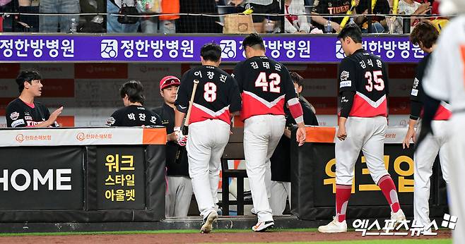 9일 오후 대전 한화생명 볼파크에서 열린 '2025 신한 SOL Bank KBO리그' KIA 타이거즈와 한화 이글스의 경기, 한화가 최재훈의 역전 스리런 홈런과 채은성의 쐐기타에 힘입어 KIA에 7:4로 승리했다.  경기종료 후 KIA 선수단이 그라운드를 빠져나가고 있다. 엑스포츠뉴스 DB