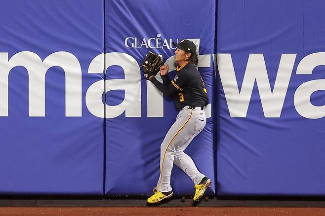 피츠버그 파이어리츠 유틸리티 플레이어 배지환이 팀 베테랑 유틸리티 플레이어 아담 프레이저의 트레이드 이적으로 후반기 메이저리그 무대 콜업 기회를 받을 가능성이 커졌다. 연합뉴스