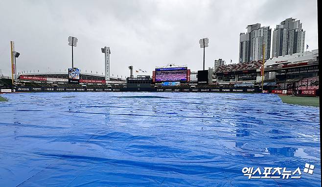 17일 KT 위즈와 한화 이글스의 맞대결이 예고된 수원 KT위즈파크. 악천후로 내야에 대형 방수포가 깔려 있다. 수원, 김한준 기자