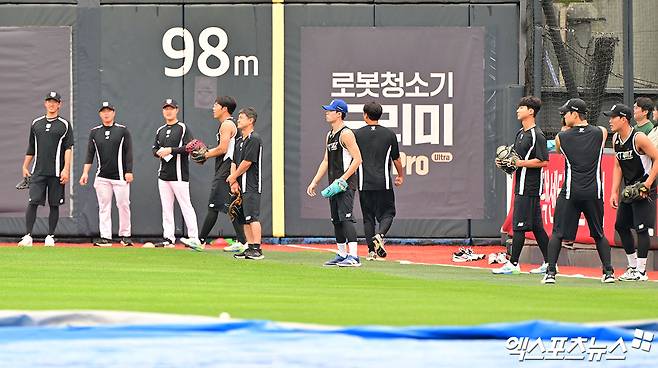 KT 위즈 선수들이 17일 수원 KT위즈파크에서 한화 이글스와 경기를 앞두고 그라운드로 나와 훈련하고 있다. 수원, 김한준 기자