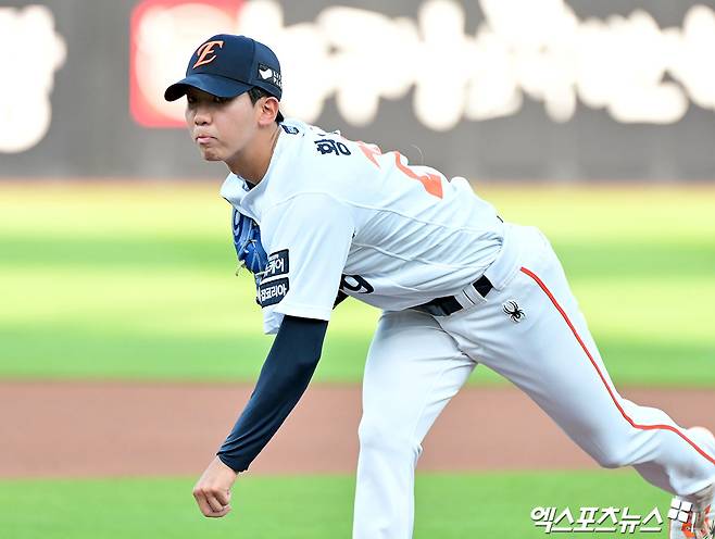 한화 이글스 투수 황준서가 올해 정규시즌 경기에 등판해 투구하고 있다. 황준서는 후반기 엄상백 대신 선발진에 합류하기로 했다. 엑스포츠뉴스 DB