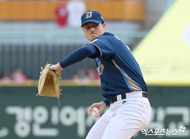 13일 오후 인천SSG랜더스필드에서 열린 '2025 신한 SOL Bank KBO리그' NC 다이노스와 SSG 랜더스의 경기, 1회말 NC 선발투수 라일리가 공을 힘차게 던지고 있다. 엑스포츠뉴스 DB