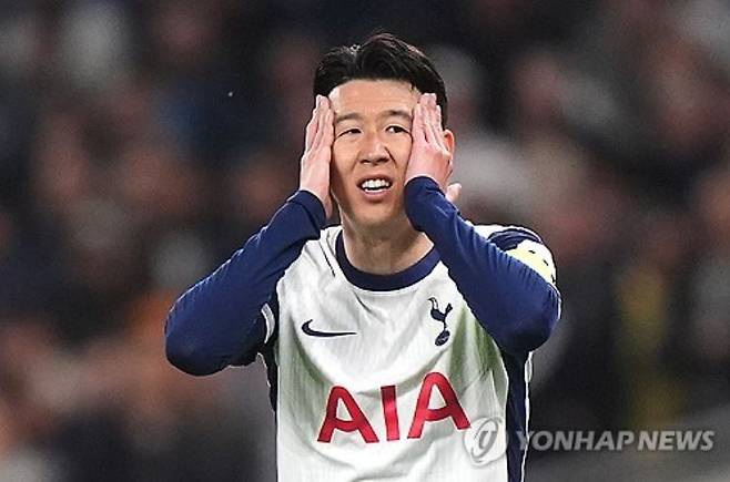 토트넘 홋스퍼 소식통 투 더 레인 앤드 백은 17일(한국시간) 모하메드 쿠두스 영입으로 인해 손흥민의 토트넘 커리어가 끝날 가능성이 있다고 보도했다. 토트넘은 지난 10일 5500만 파운드(약 1027억원)를 지불하고 가나 윙어 쿠두스를 영입했다. 새로운 공격수 합류하면서 이번 여름 손흥민의 이적 가능성은 높아졌다. 연합뉴스