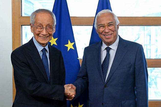 윤여준 전 장관과 EU 상임의장 (브뤼셀=연합뉴스) 대통령 EU 특사단장인 윤여준 전 환경부 장관(좌)이 15일(현지시간) 벨기에 브뤼셀에서 안토니우 코스타 EU 정상회의 상임의장과 기념 사진을 촬영하고 있다. 2025.7.16 photo@yna.co.kr [외교부 제공]