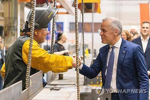 철강공장 방문한 카니 캐나다 총리(오른쪽) [해밀턴<캐나다 온타리오주> 로이터=연합뉴스. 재판매 및 DB 금지]