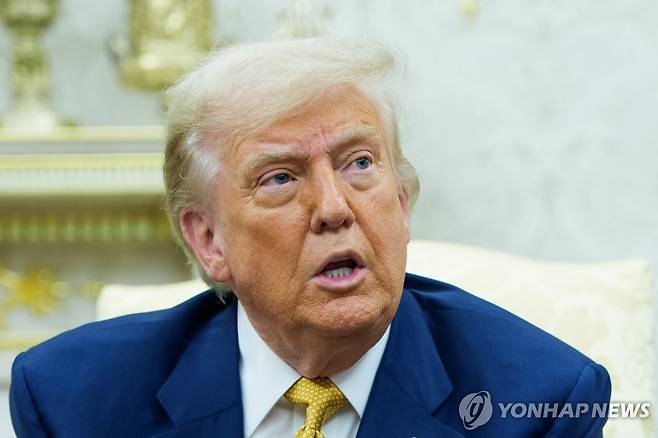 16일(현지시간) 바레인 왕세자·총리 방문단 만난 도널드 트럼프 미 대통령 [워싱턴 EPA=연합뉴스. 재판매 및 DB 금지]