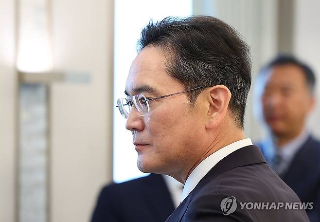 대통령 간담회 참석한 이재용 삼성전자 회장 (서울=연합뉴스) 홍해인 기자 = 이재용 삼성전자 회장이 13일 서울 용산 대통령실에서 이재명 대통령 주재로 열린 6경제단체·기업인 간담회에 참석하고 있다. 2025.6.13 [대통령실통신사진기자단] hihong@yna.co.kr