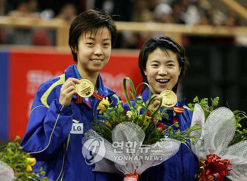 최강 복식조로 활약했던 중국의 왕난(오른쪽)과 장이닝  [연합뉴스 자료 사진]