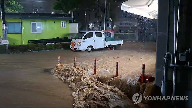 400㎜ 넘는 폭우에 잠겨버린 서산 (서산=연합뉴스) 충남 서해안을 중심으로 강한 비가 내린 17일 새벽 충남 서산시 읍내동 도로가 폭우로 잠겨 있다. 2025.7.17 [독자 제공. 재판매 및 DB 금지] coolee@yna.co.kr