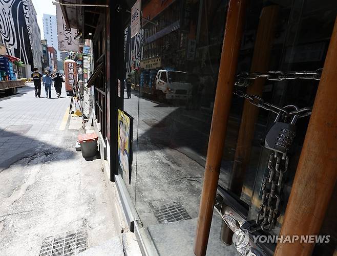 경기 침체에 술집·숙박업 직격탄 (서울=연합뉴스) 서명곤 기자 = 22일 서울 시내 한 폐업한 식당의 문이 굳게 잠겨있다. 올해 1분기 국내 경기 위축으로 술집과 숙박업 소상공인 매출이 1년 전보다 10% 넘게 꺾인 것으로 나타났다. 지난 몇 년간 고금리가 이어진 가운데 개인사업자 대출이 있는 사업장 약 362만개 중 50만개는 폐업 상태인 것으로 조사됐다. 2025.5.22 seephoto@yna.co.kr