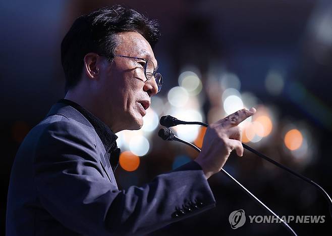 대한상의 하계포럼, 기조연설 하는 김민석 총리 (경주=연합뉴스) 김도훈 기자 = 김민석 국무총리가 16일 경북 경주시 라한셀렉트 호텔에서 열린 제48회 대한상공회의소 하계포럼에 참석해 기조연설을 하고 있다. 2025.7.16 superdoo82@yna.co.kr