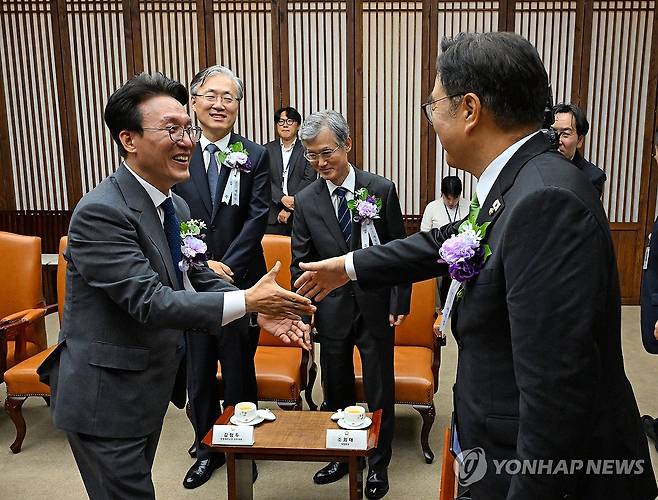 인사 나누는 우원식 국회의장-김민석 국무총리 (서울=연합뉴스) 우원식 국회의장이 17일 서울 여의도 국회에서 열린 제77주년 제헌절 경축식에 앞서 김민석 국무총리와 인사를 나누고 있다. 2025.7.17 [국회사진기자단] photo@yna.co.kr