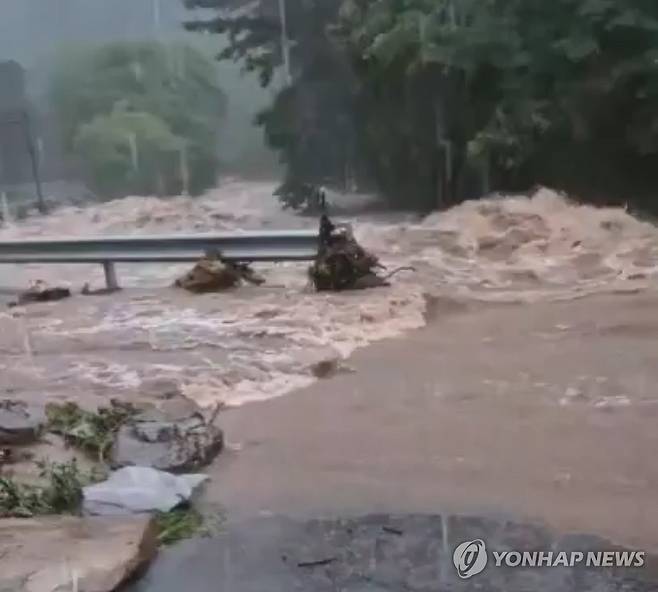 극한호우에 서산 용현계곡 범람 (서산=연합뉴스) 충남 전역에 호우특보가 발효된 가운데 17일 충남 서산 운산면 용현계곡이 범람하고 있다. 2025.7.17 [독자 제공. 재판매 및 DB 금지] swan@yna.co.kr