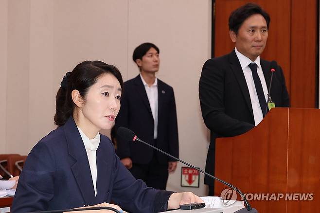 답변하는 강선우 여가부 장관 후보자 (서울=연합뉴스) 김주성 기자 = 강선우 여성가족부 장관 후보자가 14일 국회 여성가족위원회에서 열린 인사청문회에서 위원의 질문에 답하고 있다. 오른쪽은 증인으로 출석한 엑셀세라퓨틱스 대표. 2025.7.14 utzza@yna.co.kr