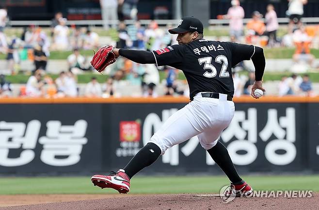 kt 선발 쿠에바스 (대전=연합뉴스) 김준범 기자 = 3일 대전 한화생명 볼파크에서 열린 2025 신한 SOL 뱅크 KBO리그 한화 이글스와 kt 위즈의 경기. 1회말 kt 선발 쿠에바스가 힘차게 공을 던지고 있다. 2025.6.3 psykims@yna.co.kr