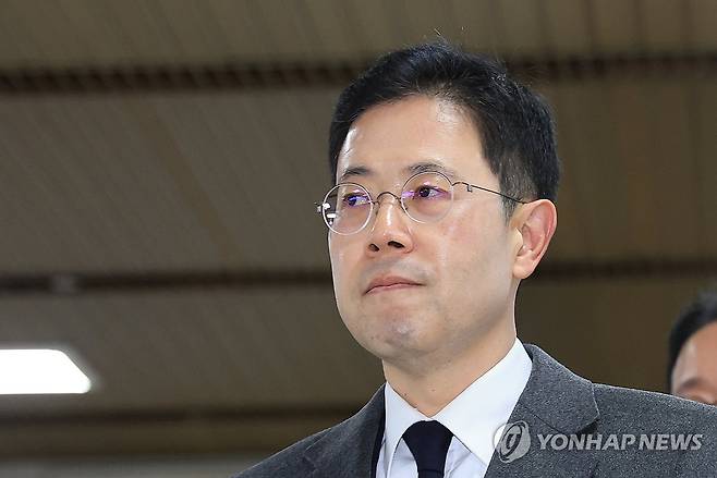 2심 선고 공판 출석하는 손준성 검사장 (서울=연합뉴스) 신현우 기자 = '고발사주' 의혹으로 재판에 넘겨진 손준성 검사장이 6일 오후 서울 서초구 서울고등법원에서 열린 2심 선고 공판에 출석하고 있다.
    1심은 지난 1월 손 검사장의 공무상 비밀누설 등 일부 혐의를 인정해 징역 1년을 선고한 바 있다. 2024.12.6 nowwego@yna.co.kr