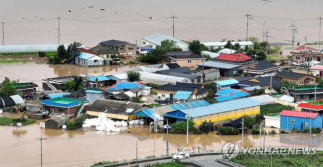 물에 잠긴 충남 예산군 마을 (예산=연합뉴스) 류영석 기자 =  17일 충남 예산군 삽교읍 용봉3리 일대 마을이 폭우로 침수돼 있다. 2025.7.17 ondol@yna.co.kr