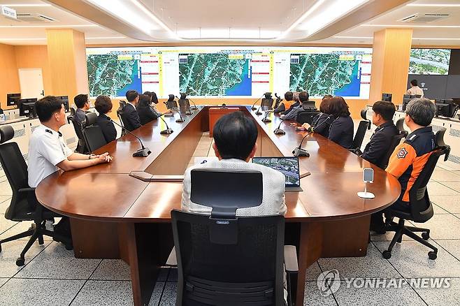 '365일 지킨다' 울주군재난안전상황실 (울산=연합뉴스) 16일 울산 울주군이 군청에 산재한 모든 안전관리시스템을 통합한 '울주군 재난안전상황실'을 새로 구축했다.2025.5.16 [울주군 제공.재판매 및 DB 금지] young@yna.co.kr