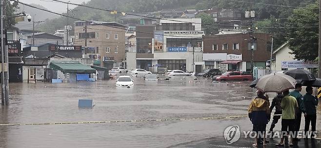 대구 북구 노곡동 침수 피해 (대구=연합뉴스) 17일 대구 북구 노곡동 일대가 폭우로 침수돼 차들이 물에 잠겨 있다. 2025.7.17 [대구 북구 제공. 재판매 및 DB금지] hsb@yna.co.kr