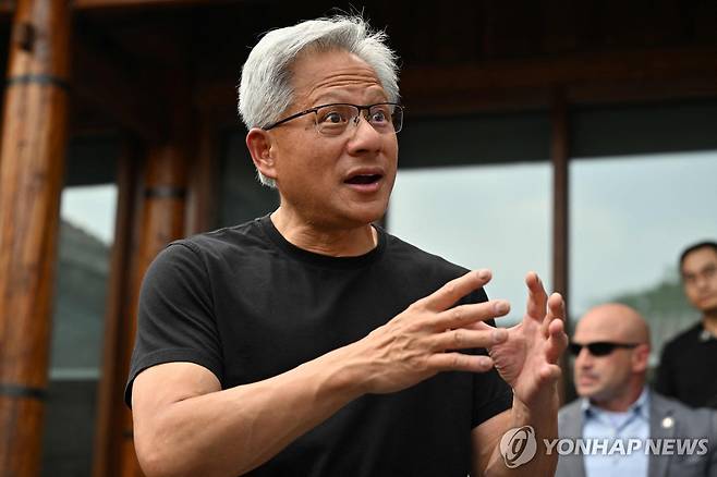 베이징에서 기자회견하는 엔비디아 CEO 젠슨 황 [AFP 연합뉴스 자료사진. 재판매 및 DB 금지]