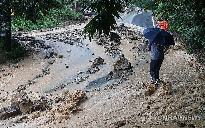 산사태 발생한 청도군 민가 (청도=연합뉴스) 윤관식 기자 = 청도에 호우경보와 산사태경보가 발령된 17일 경북 청도군 청도읍 구미리 한 마을에서 산사태가 발생한 가운데 공무원들이 산사태 상황을 확인하고 있다. 2025.7.17 psik@yna.co.kr