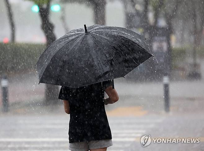 우산 쓴 시민 [연합뉴스 자료사진]