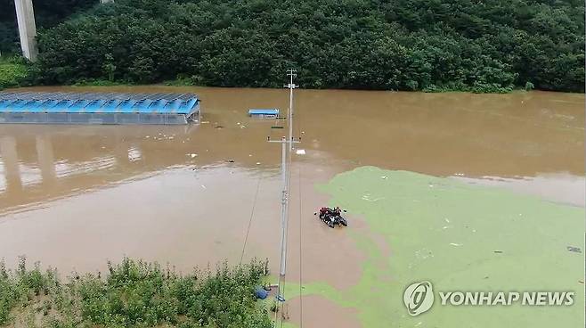 보트 타고 고립자 구조 (공주=연합뉴스) 17일 공주시 사곡면에서 폭우에 고립된 주민을 소방당국이 보트를 타고 구조하고 있다. 인근 둑이 무너지면서 축사로 물이 들어와 고립된 상황이라고 충남소방본부는 전했다. 2025.7.17 [충남소방본부 제공. 재판매 및 DB 금지] soyun@yna.co.kr