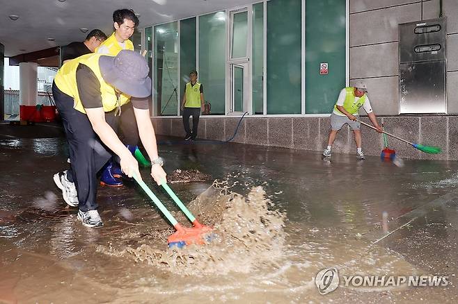 배수 작업하는 지방자치단체 (광주=연합뉴스) 정다움 기자 = 호우경보가 발효된 17일 오전 광주 남구 백운광장 인근 상가가 물에 잠겨 지방자치단체 관계자들이 배수 작업을 하고 있다. 2025.7.17 daum@yna.co.kr