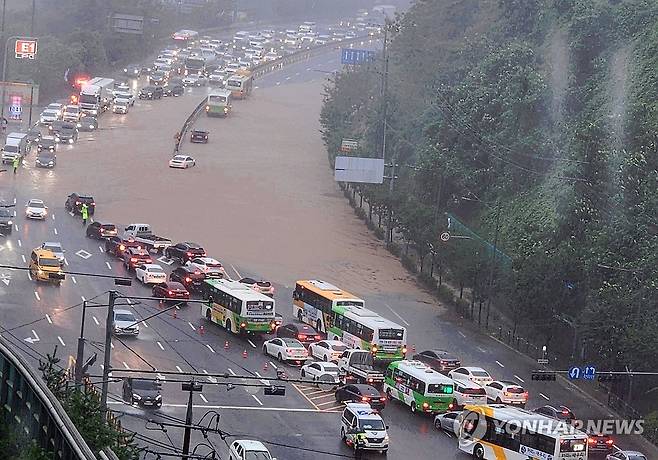 물에 잠긴 광주 학동 도로 (광주=연합뉴스) 호우 특보가 발효된 17일 오후 광주 동구 학동 한 도로가 흙탕물에 잠겨 차량 정체가 빚어지고 있다. 2025.7.17 [독자 제공. 재판매 및 DB 금지] daum@yna.co.kr