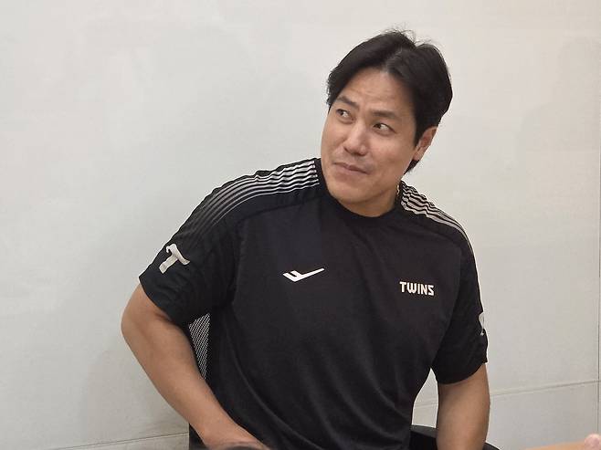 인터뷰하는 LG 김진성 (서울=연합뉴스) 하남직 기자 = LG 트윈스 불펜 김진성이 17일 서울 잠실구장에서 취재진과 인터뷰하고 있다.